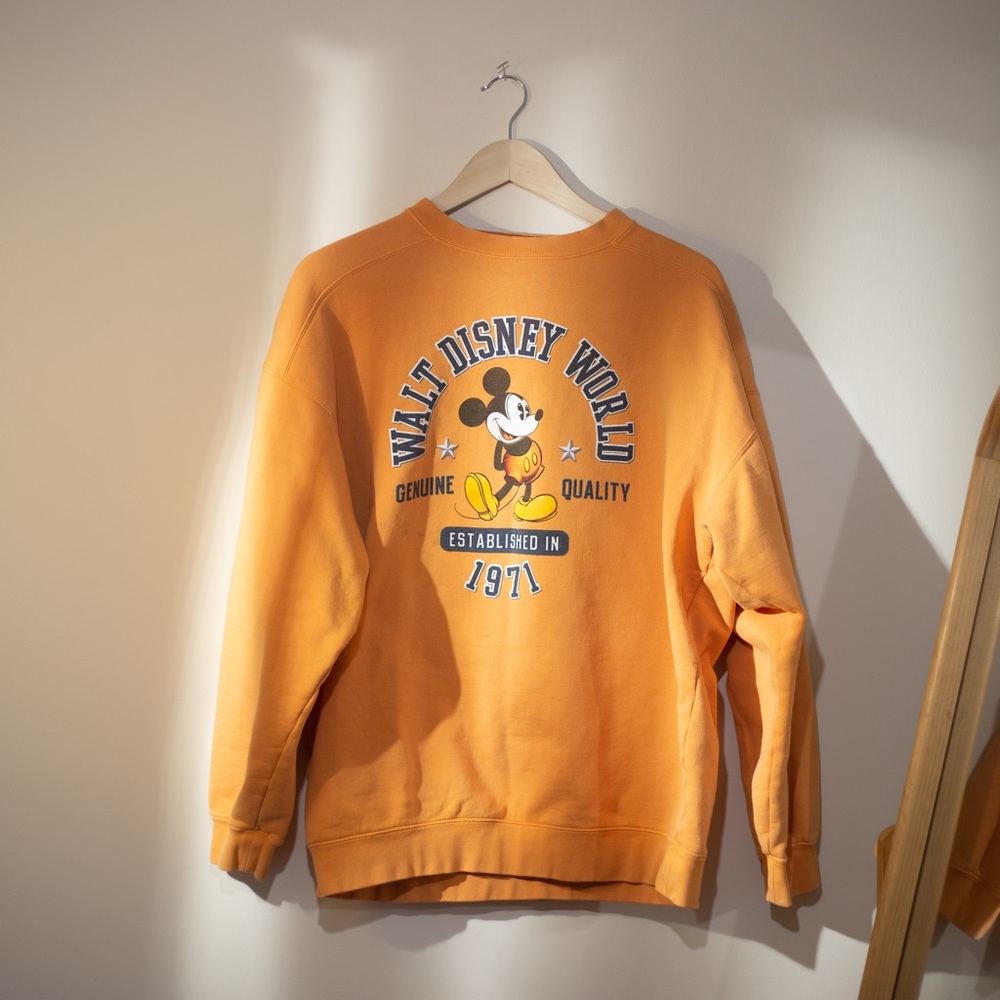 VINTAGE Walt Disney Crewneck in Orange. Size L.